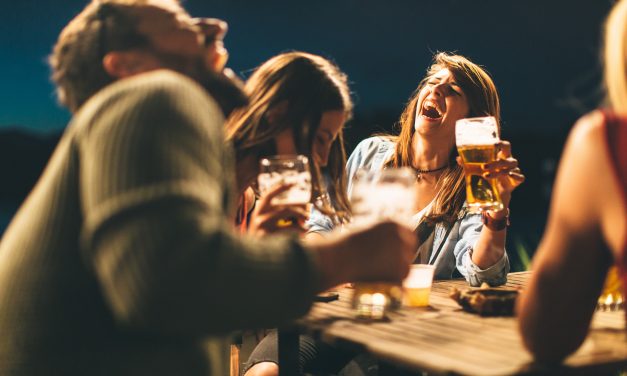 Gezellig Borrelen bij een café in Delft